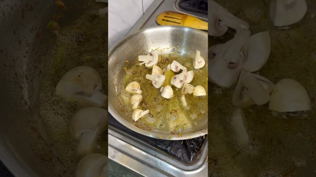 వర్షాకాలంలో వేసుకునే పుట్టగొడుగులు అనుకునే దాన్ని full gravy to పుట్టగొడుగుల కూర